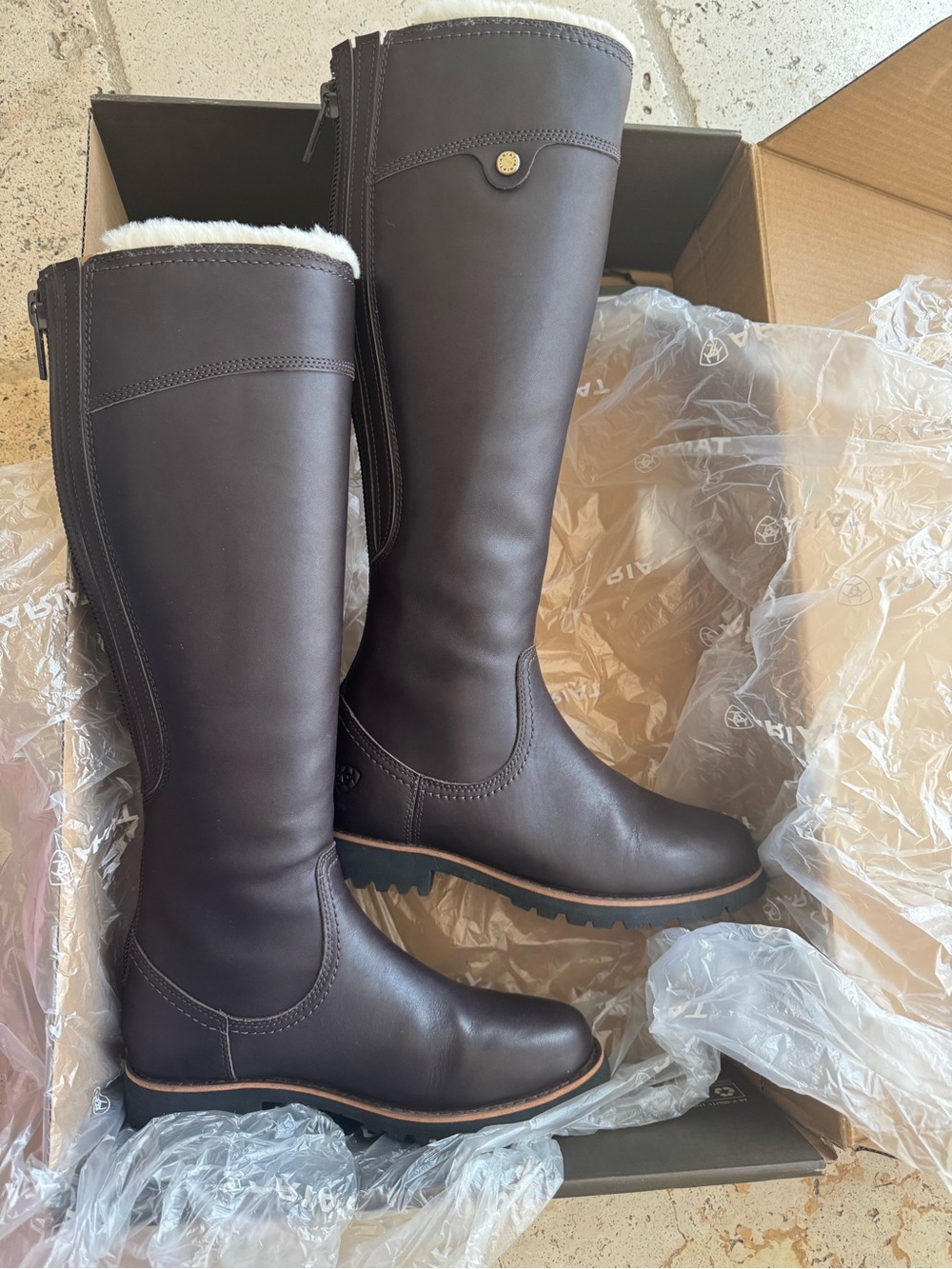 NWT 🔥Ariat Dark Brown Leather Boots with Cream Shearling Cuff - Picture 6 of 8